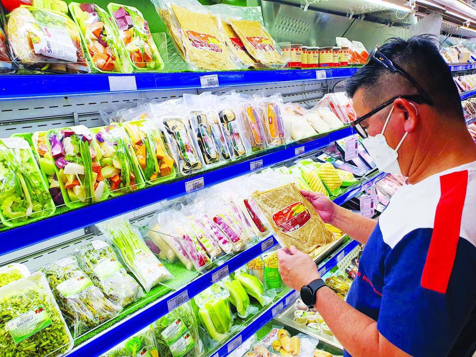 Người tiêu dùng mua thực phẩm chay tại siêu thị trên địa bàn Hà Nội. Ảnh Lê Nam