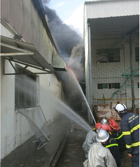 Cháy lớn tại khu nhà xưởng rộng 4.000m2 ở Mê Linh - Ảnh 3