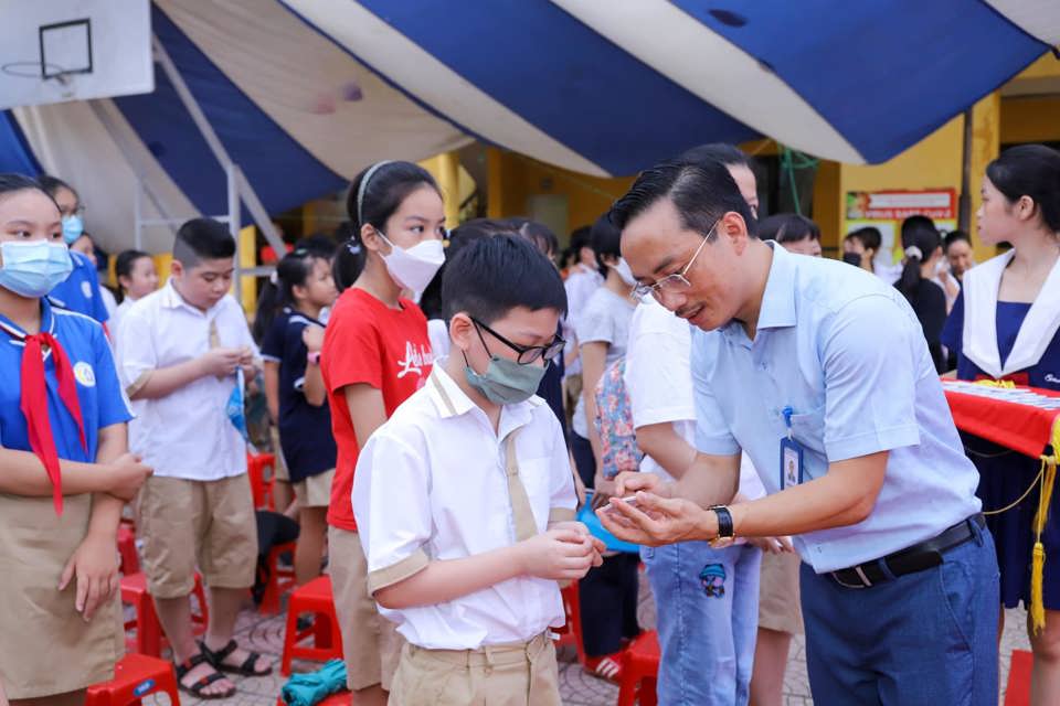 Nhà giáo Nguyễn Cao Cường- Hiệu trường trường THCS Thái Thịnh luôn ân tình với học sinh mới