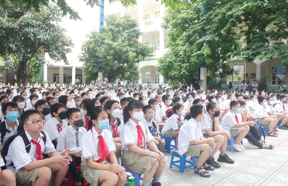 Học sinh khối 6 trường THCS Thăng Long, quận Ba Đình trong ngày làm quen với thầy cô và những người bạn mới