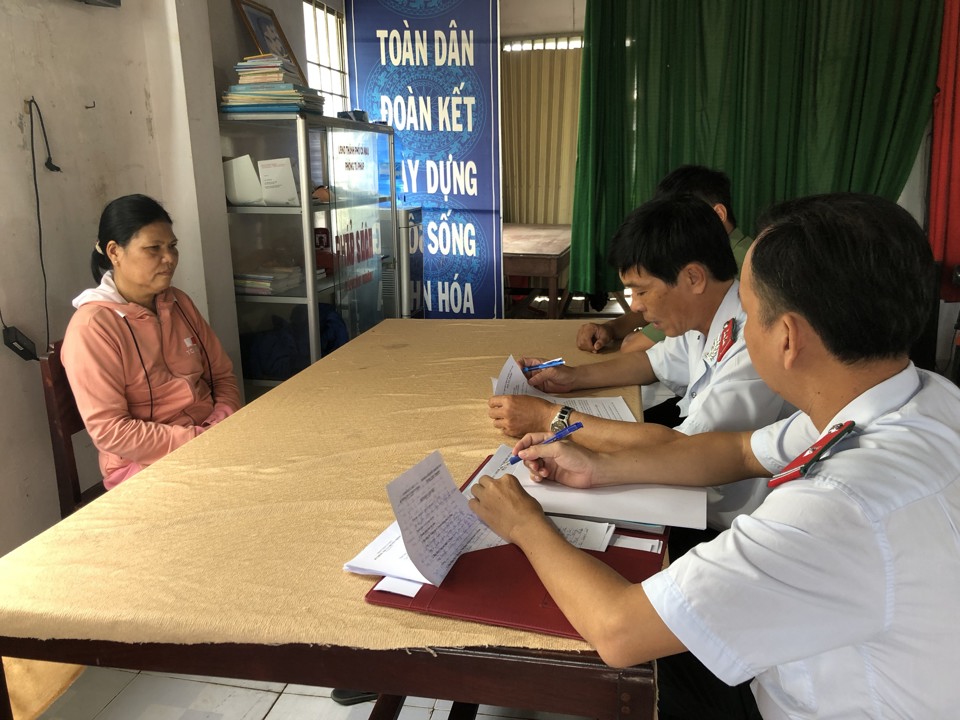 B&agrave; Nguyễn Thị The nghe nhận quyết định bị xử phạt h&agrave;nh ch&iacute;nh 7,5 triệu đồng