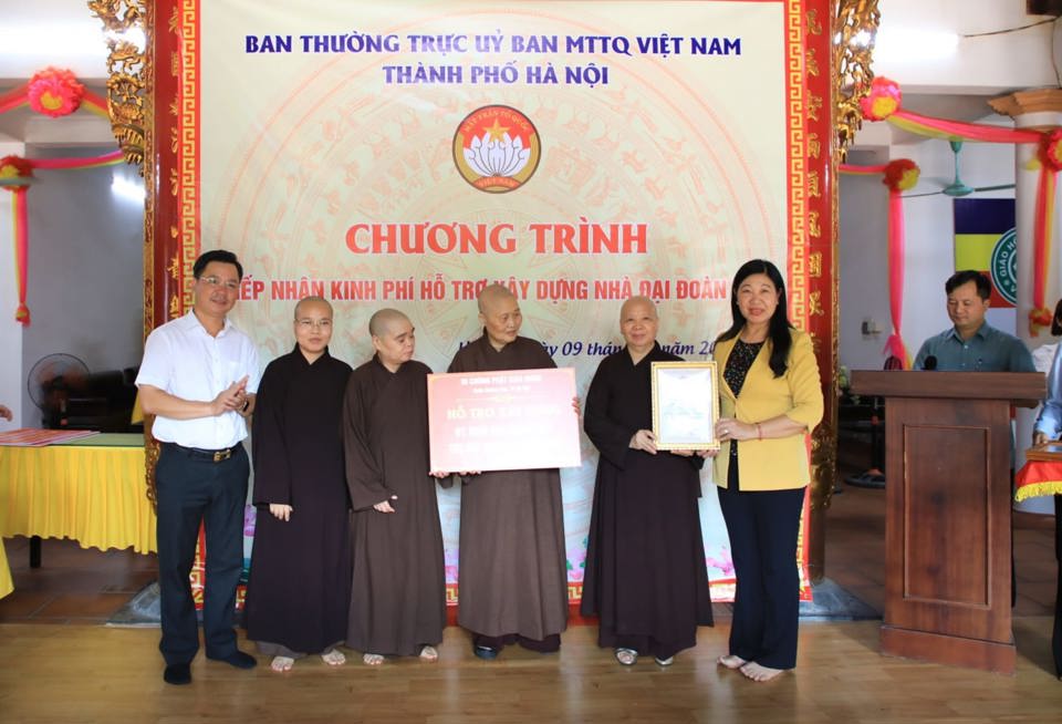 Chủ tịch Ủy ban MTTQ Việt Nam TP H&agrave; Nội Nguyễn Lan Hương tiếp nhận ủng hộ