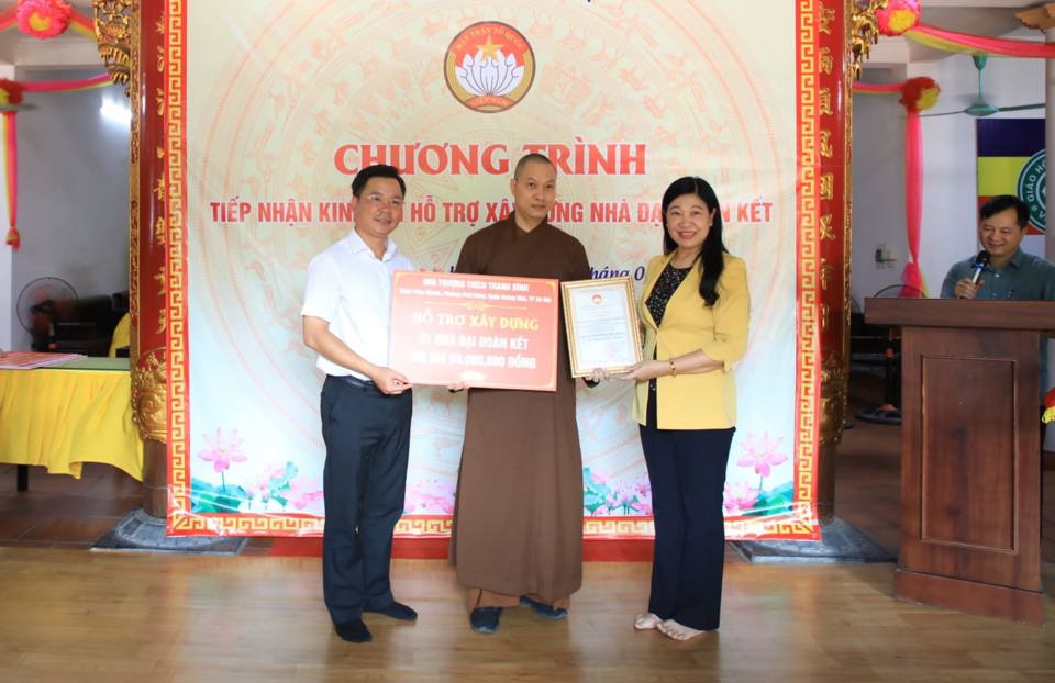 Chủ tịch Ủy ban MTTQ Việt Nam TP H&agrave; Nội Nguyễn Lan Hương tiếp nhận ủng hộ &nbsp;