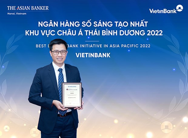 &Ocirc;ng Nguyễn Thanh T&ugrave;ng - Gi&aacute;m đốc Khối KHDN đại diện VietinBank nhận giải "Ng&acirc;n h&agrave;ng SME tốt nhất Việt Nam"