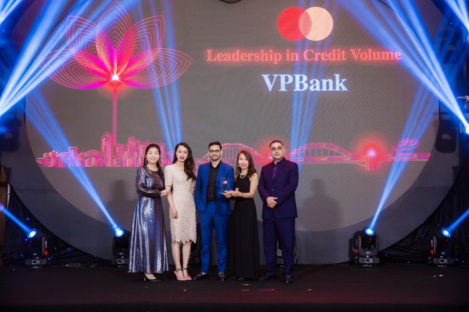 Đại diện VPBank nhận trao giải từ Mastercredit.