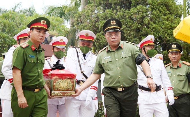 Trung tướng Nguyễn Hải Trung - Gi&aacute;m đốc C&ocirc;ng an TP H&agrave; Nội v&agrave; Đại t&aacute; Dương Đức Hải - Ph&oacute; Gi&aacute;m đốc C&ocirc;ng an TP H&agrave; Nội đưa h&agrave;i cốt liệt sỹ Đặng Anh Qu&acirc;n về nơi y&ecirc;n nghỉ cuối c&ugrave;ng.