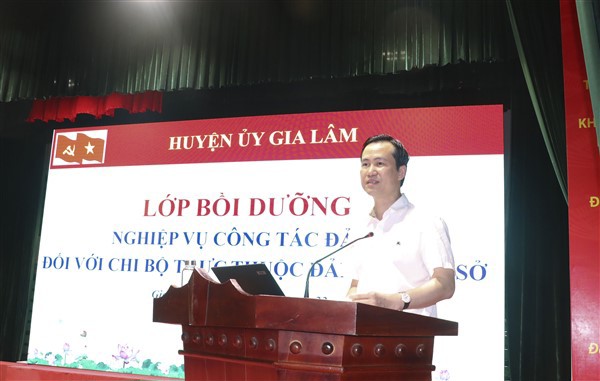 Trưởng Ban tổ chức Huyện ủy Gia L&acirc;m Nguyễn Tuấn Khanh ph&aacute;t biểu khai mạc lớp bồi dưỡng