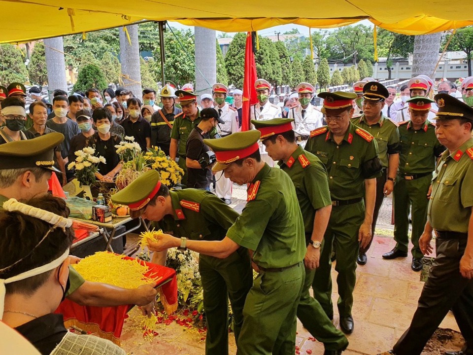 Đồng đội, người th&acirc;n tiễn biệt Liệt sĩ Đặng Anh Qu&acirc;n.