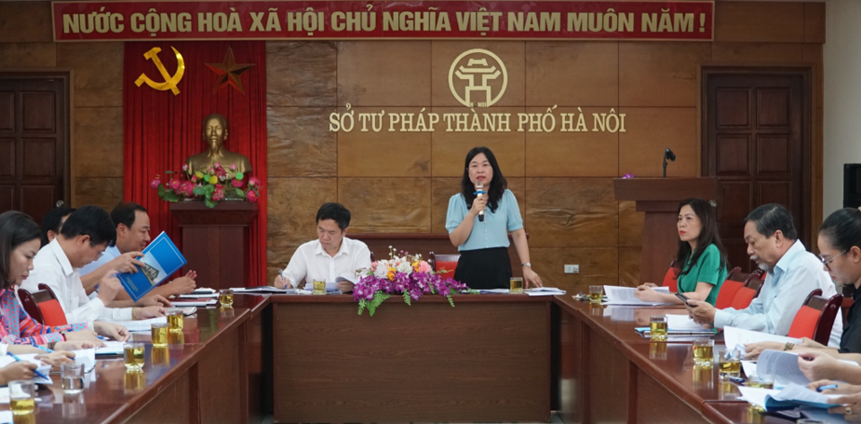 B&agrave; Phạm Thị Thanh Hương, Ph&oacute; Gi&aacute;m đốc Sở Tư ph&aacute;p TP H&agrave; Nội, Ph&oacute; Chủ tịch Hội đồng PBGDPL TP H&agrave; Nội chủ tr&igrave; Hội thảo.