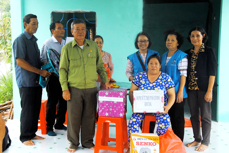 Ông Nguyễn Xuân Hùng đang trao quà cho gia đình các nạn nhân da cam năm 2022