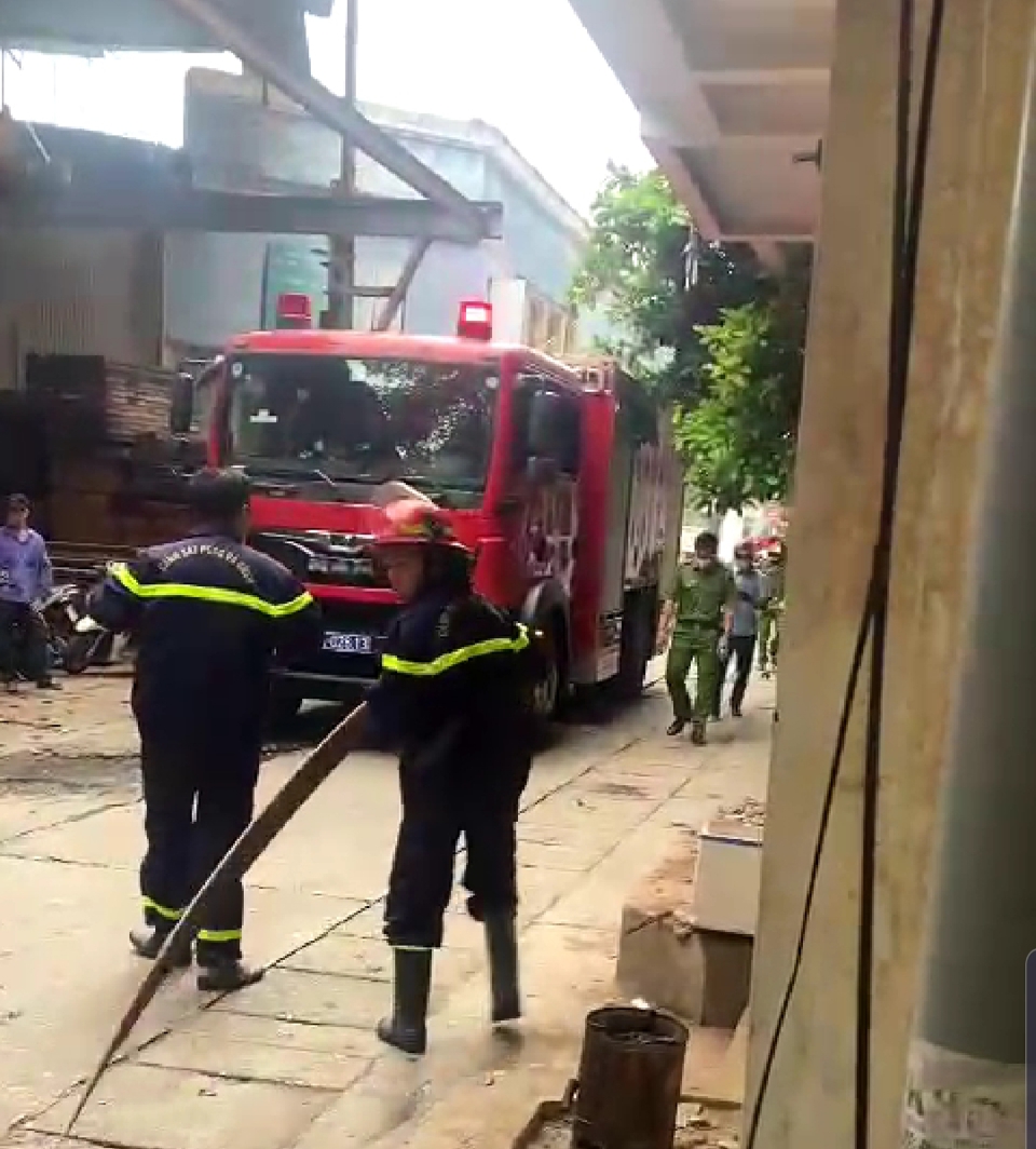 Hà Nội: Cháy lớn tại tòa nhà 5 tầng trên đường Trường Chinh - Ảnh 2