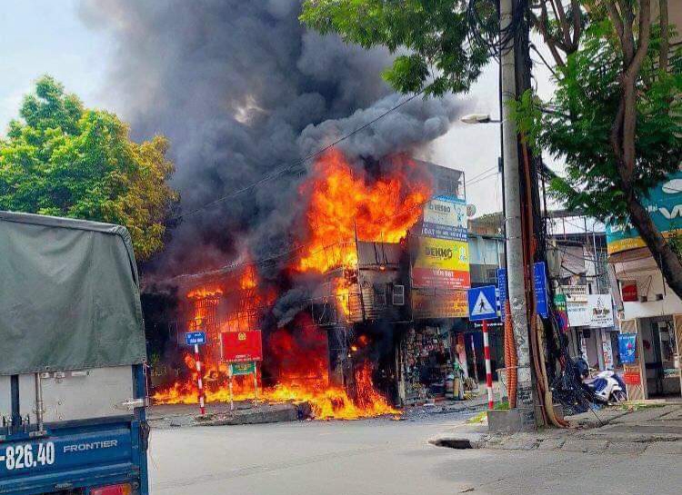 Lửa bao tr&ugrave;m to&agrave;n bộ cửa h&agrave;ng.