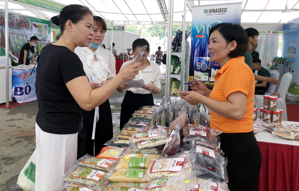 Người ti&ecirc;u d&ugrave;ng tiếp cận sản phẩm đảm bảo an to&agrave;n vệ sinh thực phẩm tại hội chợ