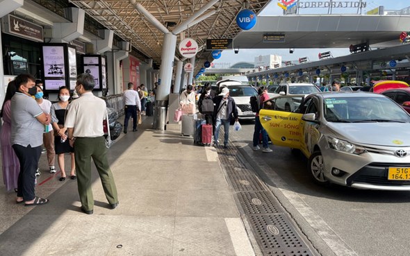 Xử lý nghiêm vi phạm tăng giá, chèn ép khách tại sân bay Tân Sơn Nhất - Ảnh 1