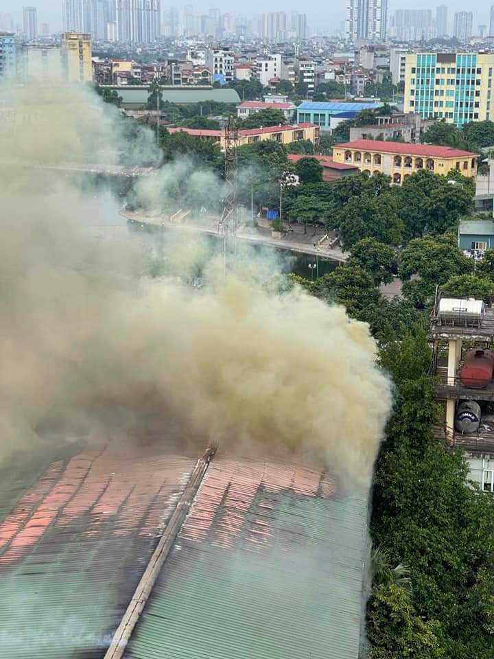 Hà Nội: Cháy lớn tại tòa nhà 5 tầng trên đường Trường Chinh - Ảnh 1