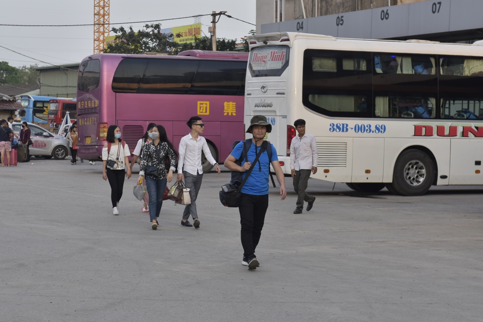 Hoạt động vận tải tại bến xe Nước Ngầm, Hà Nội. Ảnh: Công Hùng