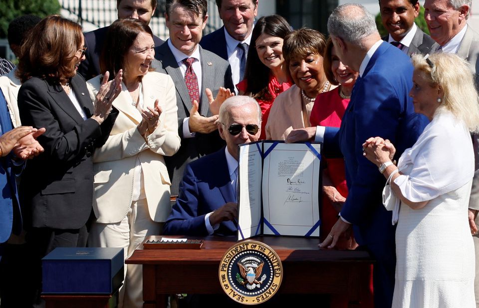 Tổng thống Mỹ Joe Biden k&yacute; Đạo luật Khoa học v&agrave; CHIPS năm 2022 c&ugrave;ng với Ph&oacute; Tổng thống Kamala Harris v&agrave; Chủ tịch Hạ viện Nancy Pelosi. Ảnh: Reuters.