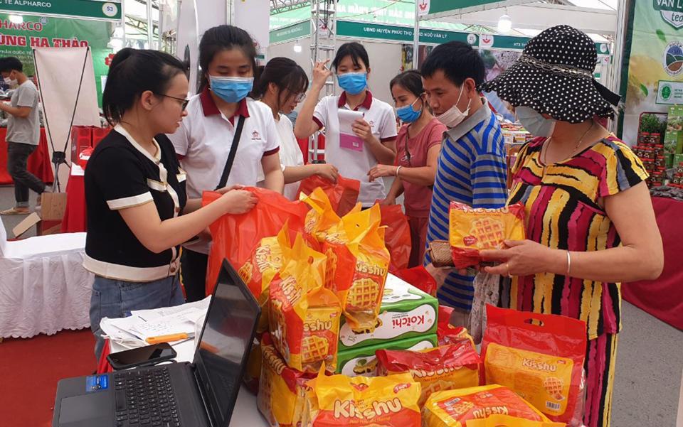 Người tiêu dùng mua thực phẩm sạch tại Hội chợ nông sản thực phẩm an toàn TP Hà Nội năm 2022. Ảnh: Lê Nam