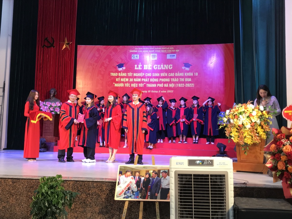 Chủ tịch Hội đồng trường Cao đẳng nghề Công nghệ cao Hà Nội (HHT) TS Phạm Xuân Khánh trao bằng tốt nghiệp cho các em sinh viên ngành Chăm sóc sắc đẹp. Ảnh: Trần Oanh.