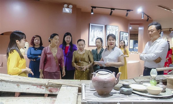 B&agrave; Phoukham Tounalom- Phu nh&acirc;n B&iacute; thư Th&agrave;nh uỷ Vi&ecirc;ng Chăn v&agrave; c&aacute;c th&agrave;nh vi&ecirc;n trong đo&agrave;n thăm c&aacute;c sản phẩm gốm sứ l&acirc;u đời tại B&aacute;t Tr&agrave;ng.