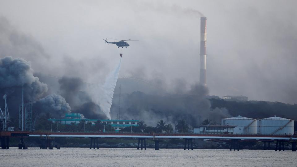 Trực thăng quần thảo dập lửa tại Matanzas, Cuba hôm 9/8. Ảnh: Reuters