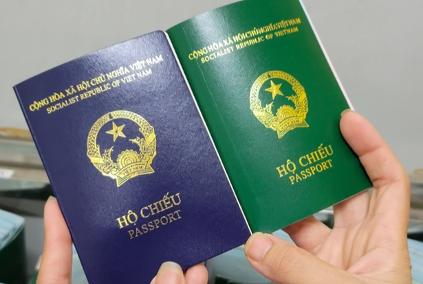 Hai tấm hộ chiếu mới (xanh t&iacute;m than) v&agrave; cũ (xanh l&aacute; c&acirc;y) của Việt Nam. Ảnh: BCA
