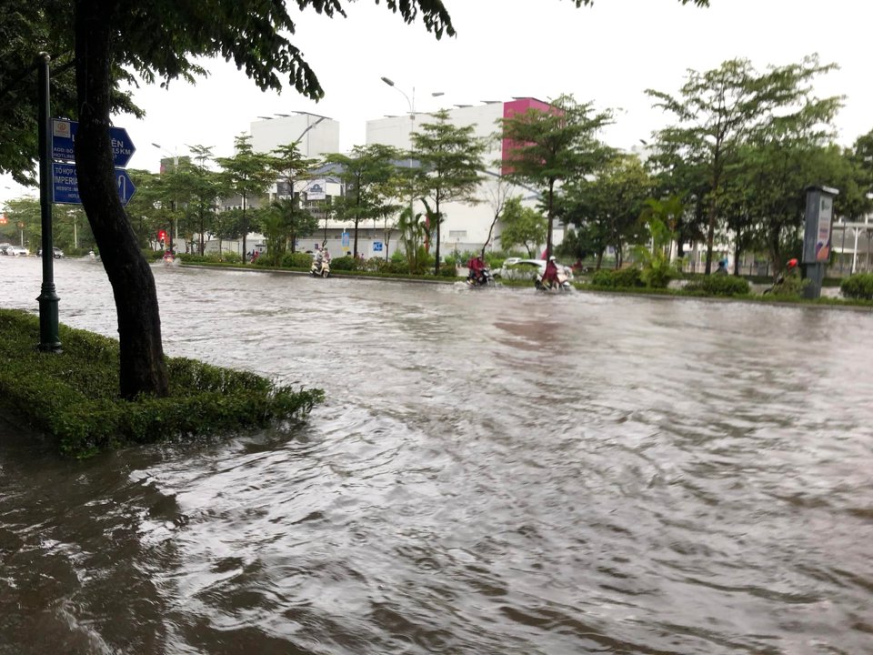 Hà Nội: Mưa lớn không ngớt, nhiều tuyến phố ngập sâu, giao thông ùn tắc - Ảnh 5