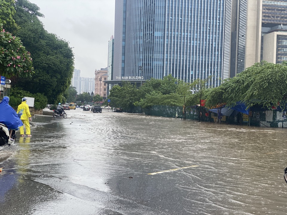 Hà Nội: Mưa lớn không ngớt, nhiều tuyến phố ngập sâu, giao thông ùn tắc - Ảnh 11