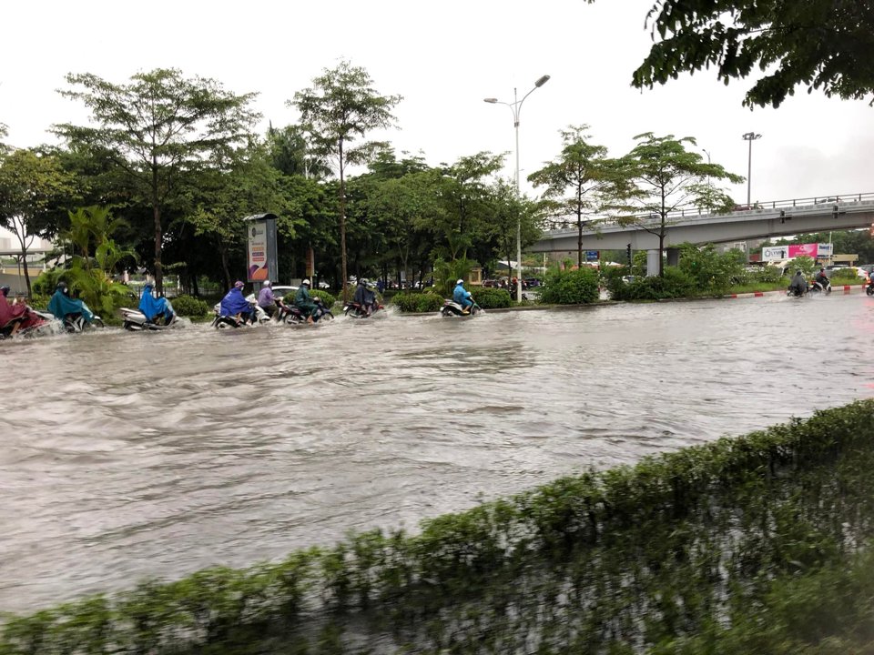Hà Nội: Mưa lớn không ngớt, nhiều tuyến phố ngập sâu, giao thông ùn tắc - Ảnh 4