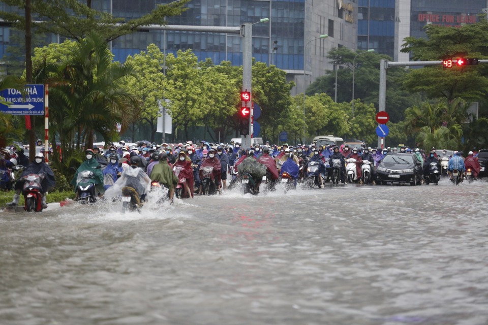 Hà Nội: Mưa lớn không ngớt, nhiều tuyến phố ngập sâu, giao thông ùn tắc - Ảnh 1