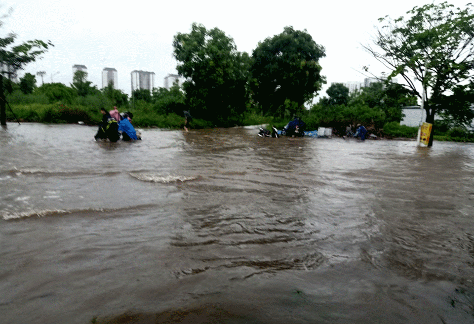 Hà Nội: Mưa lớn không ngớt, nhiều tuyến phố ngập sâu, giao thông ùn tắc - Ảnh 23