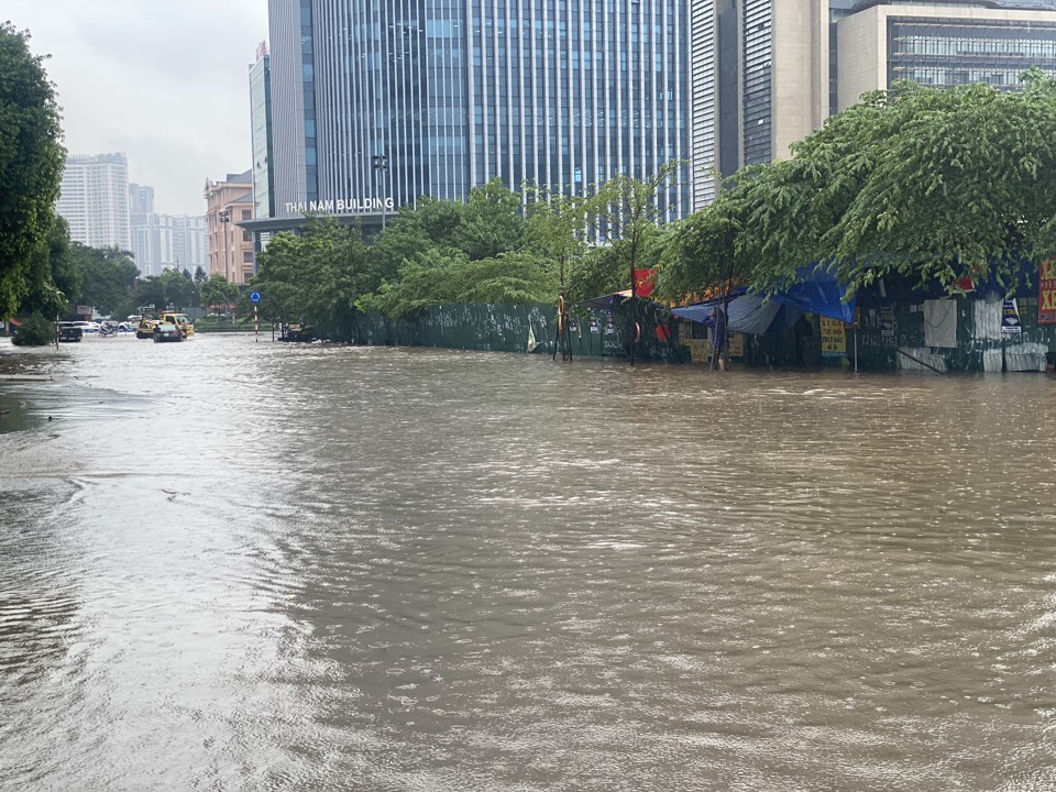 Hà Nội: Mưa lớn không ngớt, nhiều tuyến phố ngập sâu, giao thông ùn tắc - Ảnh 12