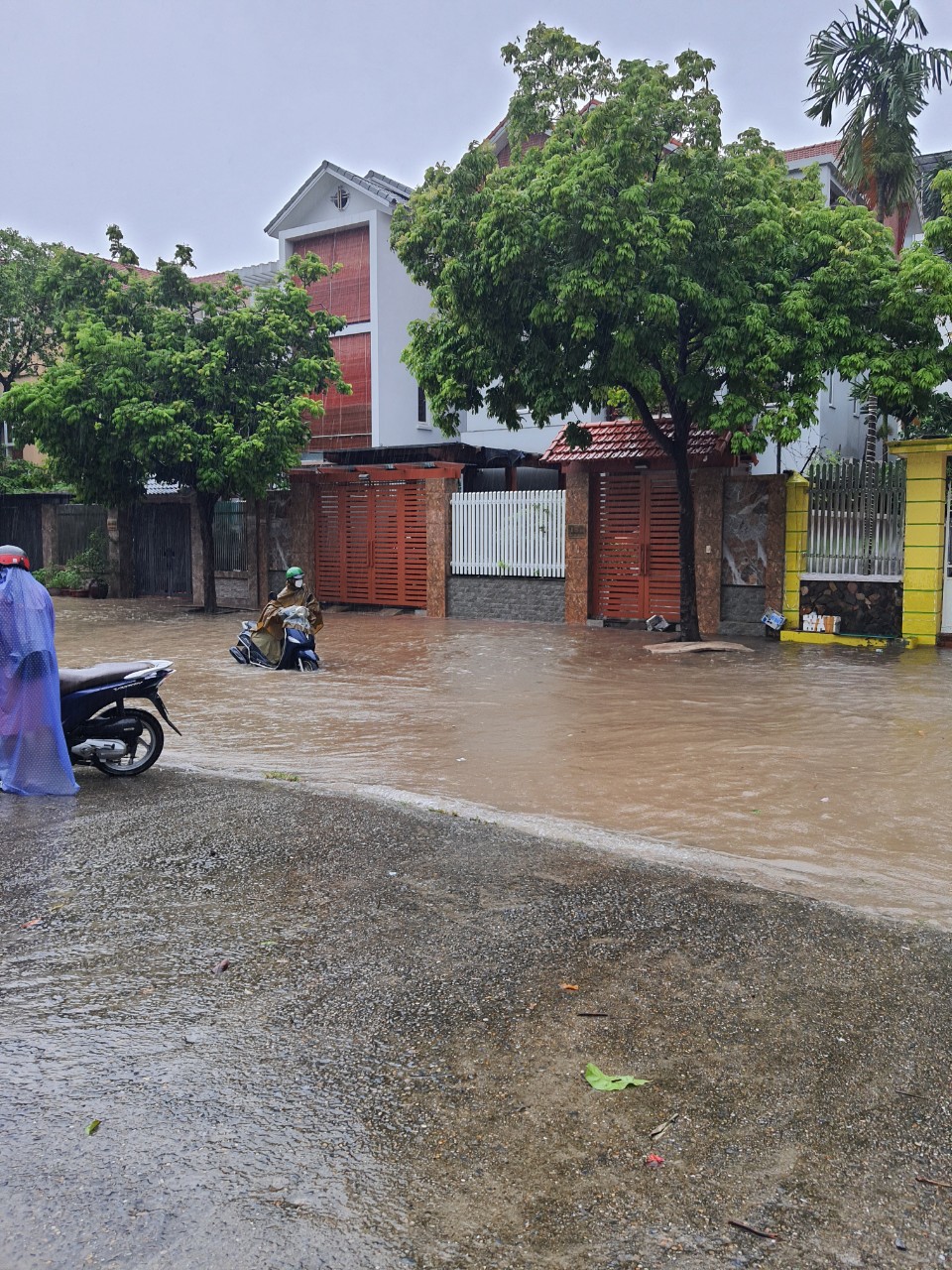 Hà Nội: Mưa lớn không ngớt, nhiều tuyến phố ngập sâu, giao thông ùn tắc - Ảnh 10