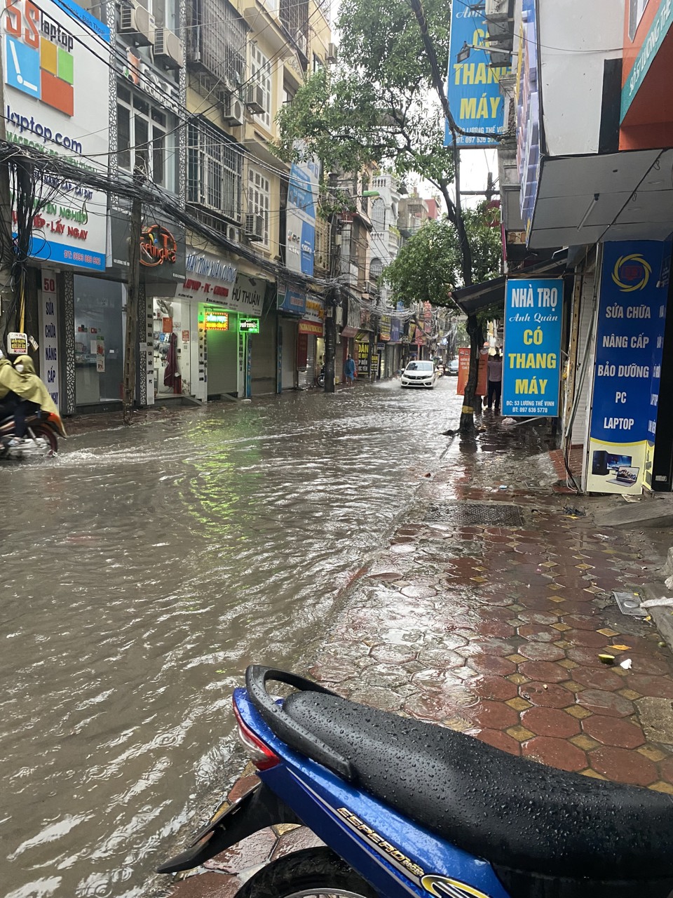 Hà Nội: Mưa lớn không ngớt, nhiều tuyến phố ngập sâu, giao thông ùn tắc - Ảnh 3