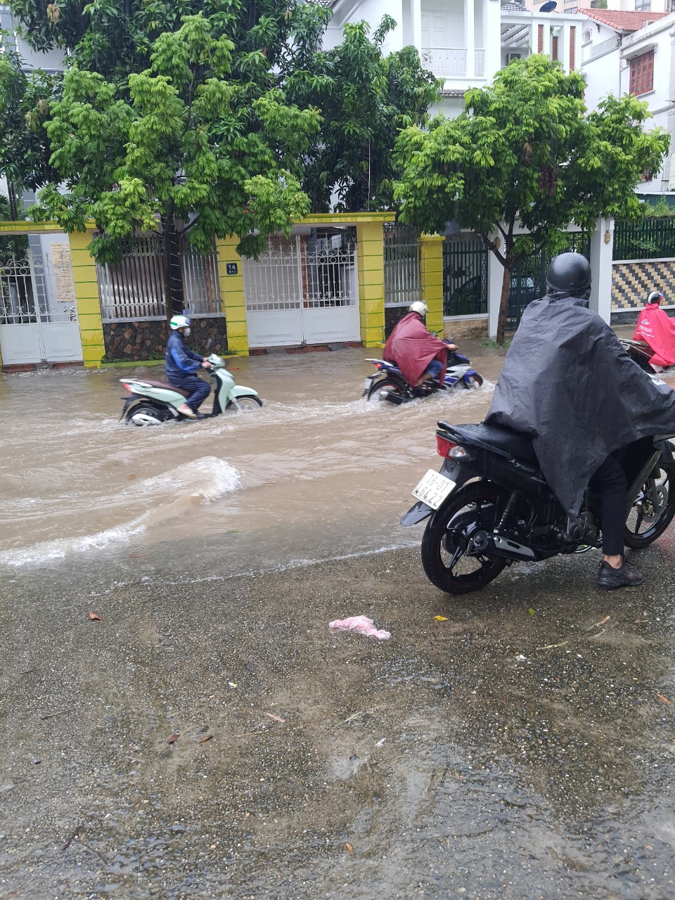 Hà Nội: Mưa lớn không ngớt, nhiều tuyến phố ngập sâu, giao thông ùn tắc - Ảnh 9