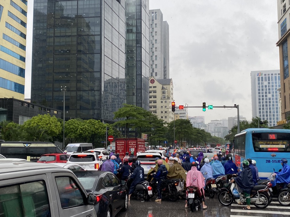 Hà Nội: Mưa lớn không ngớt, nhiều tuyến phố ngập sâu, giao thông ùn tắc - Ảnh 6