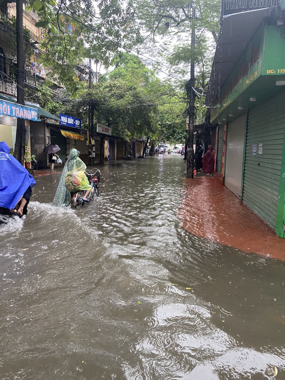 Hà Nội: Mưa lớn không ngớt, nhiều tuyến phố ngập sâu, giao thông ùn tắc - Ảnh 2
