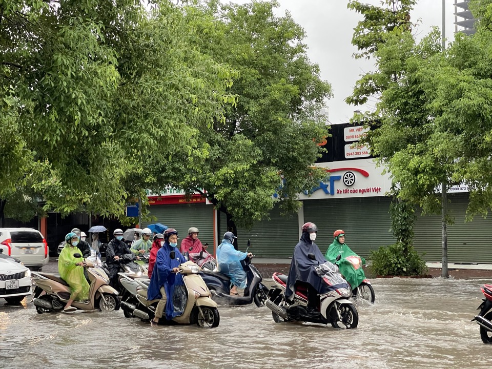 Hà Nội: Mưa lớn không ngớt, nhiều tuyến phố ngập sâu, giao thông ùn tắc - Ảnh 7
