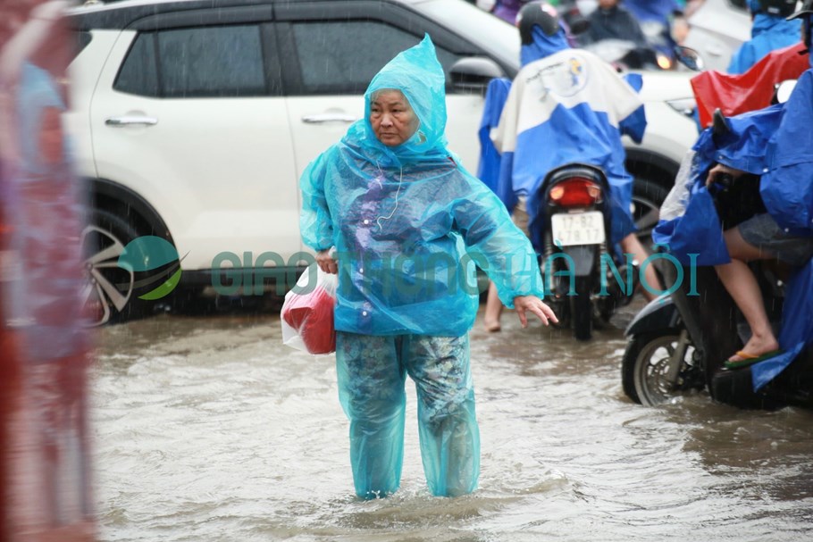 Hà Nội: Mưa lớn không ngớt, nhiều tuyến phố ngập sâu, giao thông ùn tắc - Ảnh 16