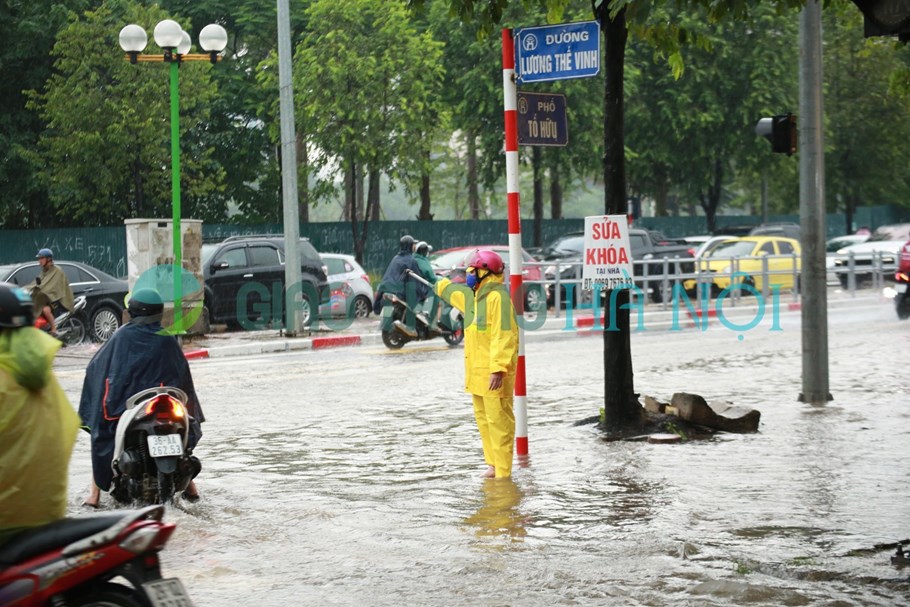Hà Nội: Mưa lớn không ngớt, nhiều tuyến phố ngập sâu, giao thông ùn tắc - Ảnh 19