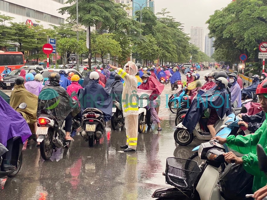 Hà Nội: Mưa lớn không ngớt, nhiều tuyến phố ngập sâu, giao thông ùn tắc - Ảnh 20