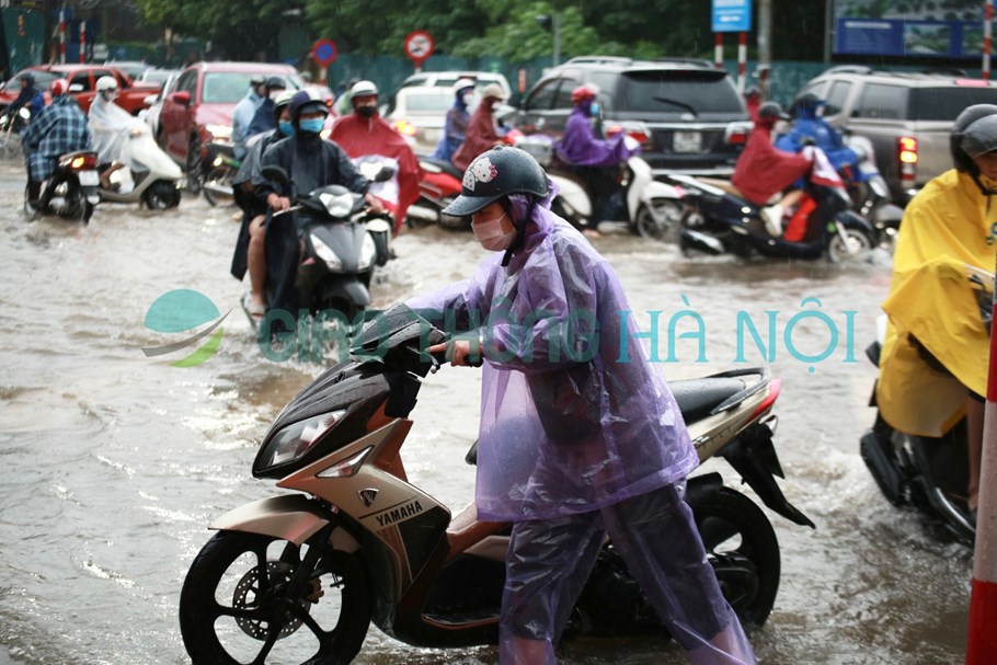 Hà Nội: Mưa lớn không ngớt, nhiều tuyến phố ngập sâu, giao thông ùn tắc - Ảnh 15