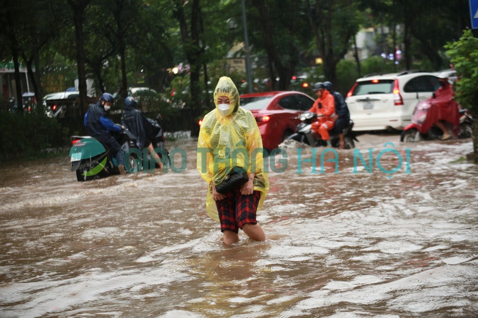 Hà Nội: Mưa lớn không ngớt, nhiều tuyến phố ngập sâu, giao thông ùn tắc - Ảnh 14