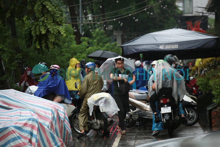 Hà Nội: Mưa lớn không ngớt, nhiều tuyến phố ngập sâu, giao thông ùn tắc - Ảnh 13