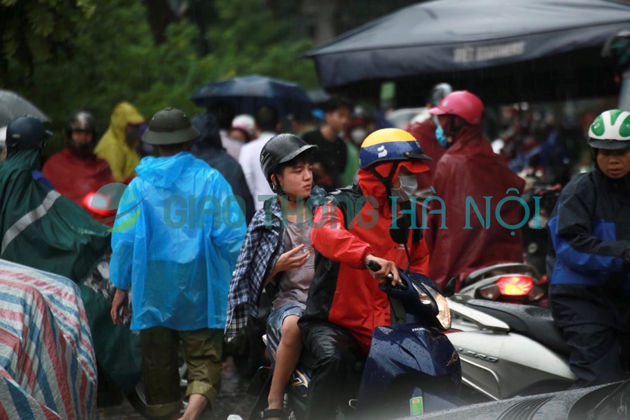 Hà Nội: Mưa lớn không ngớt, nhiều tuyến phố ngập sâu, giao thông ùn tắc - Ảnh 17