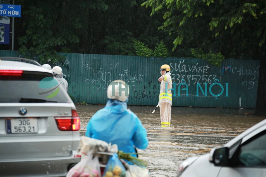 Hà Nội: Mưa lớn không ngớt, nhiều tuyến phố ngập sâu, giao thông ùn tắc - Ảnh 18