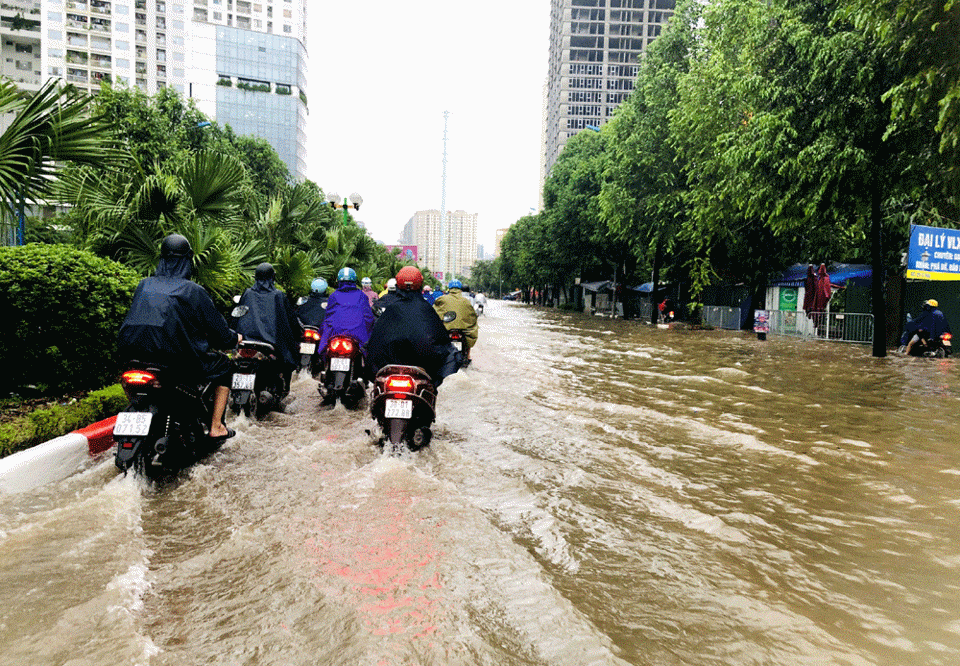 Hà Nội: Mưa lớn không ngớt, nhiều tuyến phố ngập sâu, giao thông ùn tắc - Ảnh 22