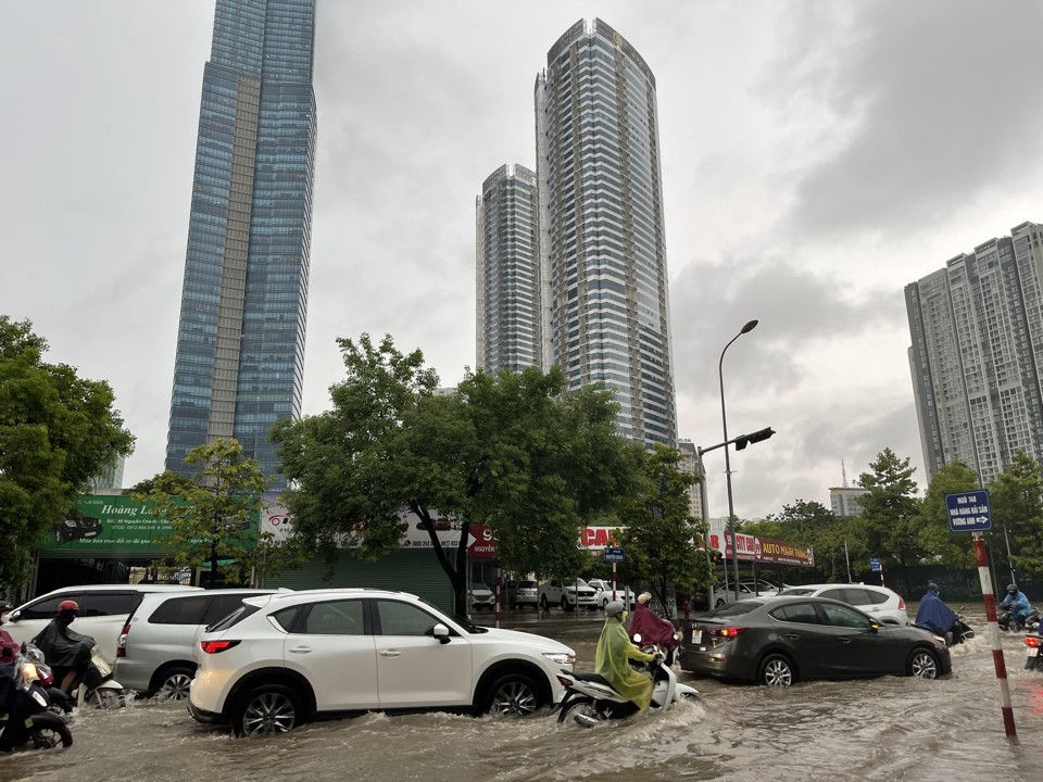 Hà Nội: Mưa lớn không ngớt, nhiều tuyến phố ngập sâu, giao thông ùn tắc - Ảnh 8
