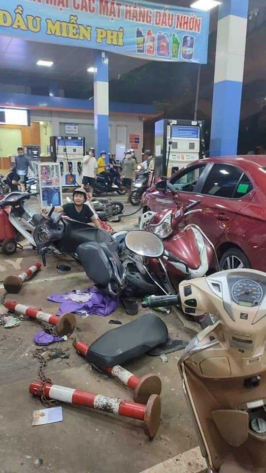 Hà Nội: Ô tô đâm hàng loạt xe máy ở đường Láng, nhiều người bị thương - Ảnh 1