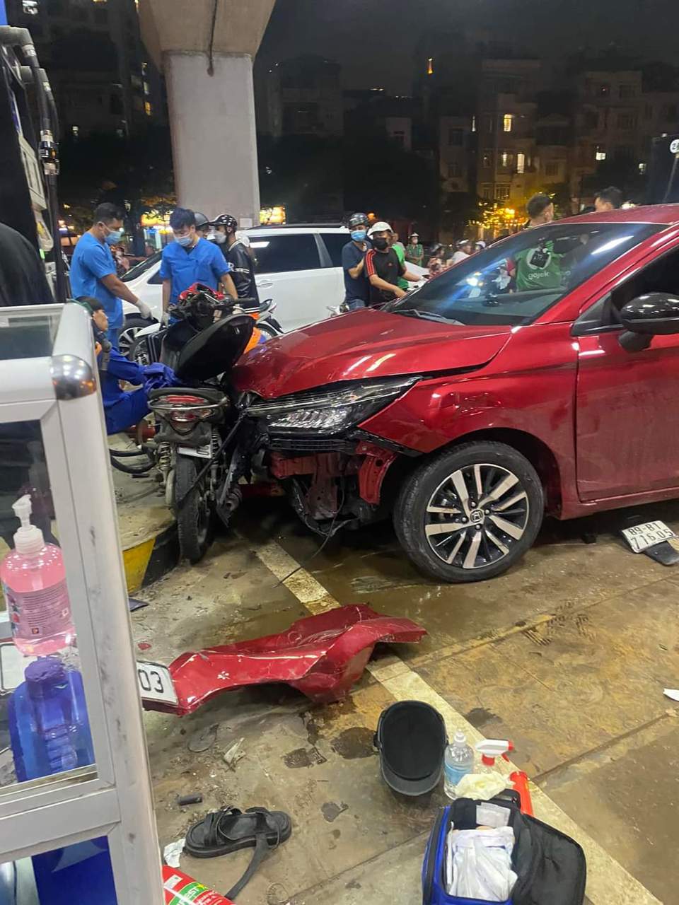 Hà Nội: Ô tô đâm hàng loạt xe máy ở đường Láng, nhiều người bị thương - Ảnh 2